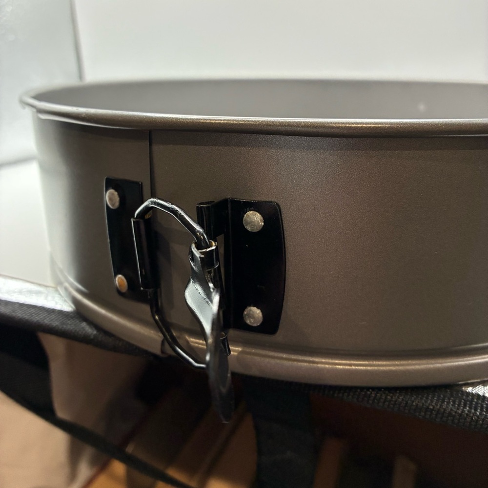 Round 10” Springform Non-Stick Baking Pan - Picture 6 of 7